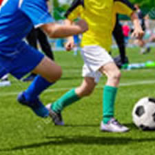 73715291-niños-jóvenes-niños-niños-jugando-fútbol-fútbol-juego-ejecución-de-futbolistas-con-uniformes-azules