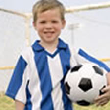 nino-juega-futbol-pelota-brazo-p (1)